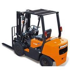 專業供應與租賃服務 韓國斗山、日本三菱叉車及卡斯卡特貨叉全解析